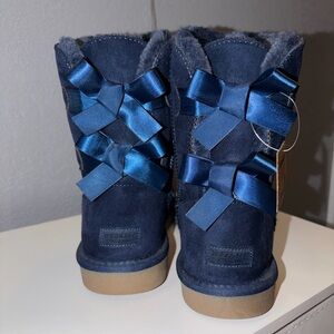 Women's Winter Boots with Bows - Navy Blue